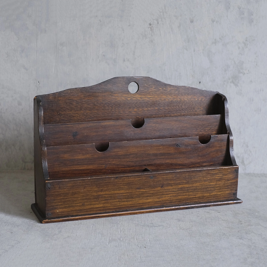 イギリスアンティーク 木製レターラック(幅33cm)　書類や文房具の卓上収納ボックス