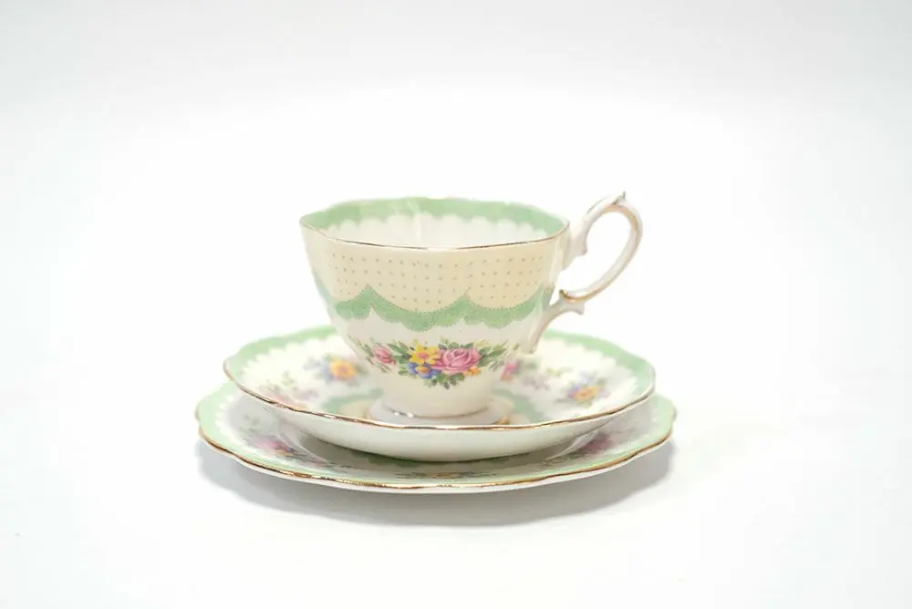 アンティークRoyal Albert(ロイヤルアルバート)ティーカップトリオ イギリス BONE CHINA/アンティーク食器