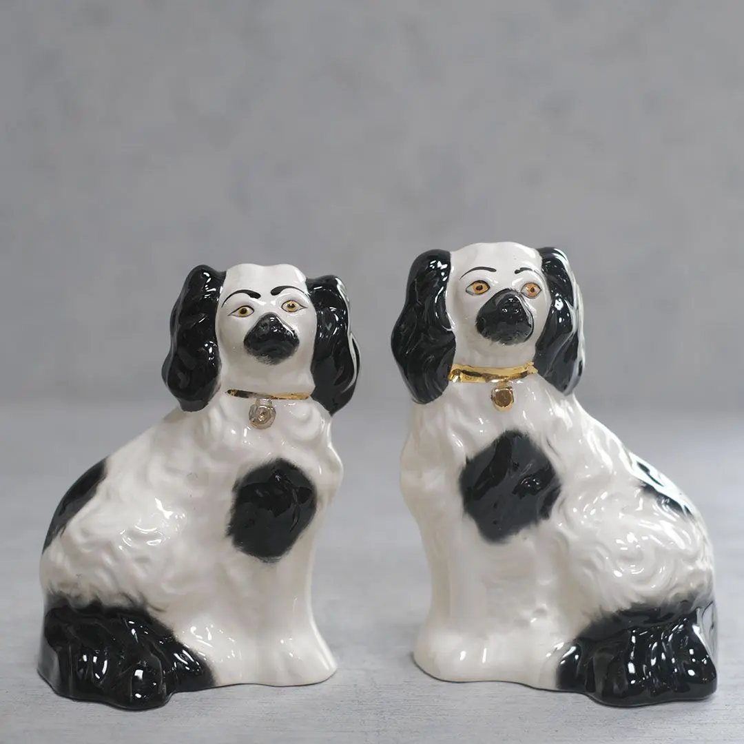 イギリスの上流家庭に愛されたSTAFFORDSHIRE DOG（スタッフォードシャードッグ）の陶器の置物。こちらはフィギュリンでお馴染みのBESWICK製となります。