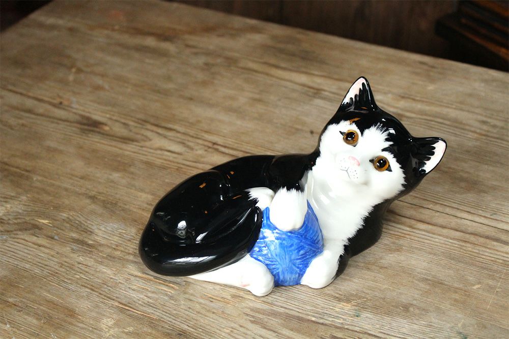 Just Cats ＆ Co（Just Cats & Friends)はイギリスの陶磁器の盛んなストークオントレントにありますが、こちらはスタッフォードシャーの窯で製作されたもののようです。