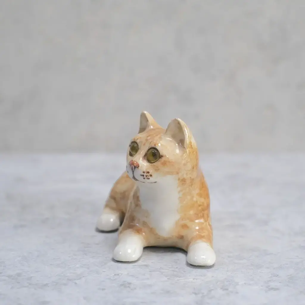 ヴィンテージ ウィンスタンレーキャット 寝そべる茶トラ子猫 イギリス 陶芸作家Jenny Winstanley 置物 ケンジントンキャット1
