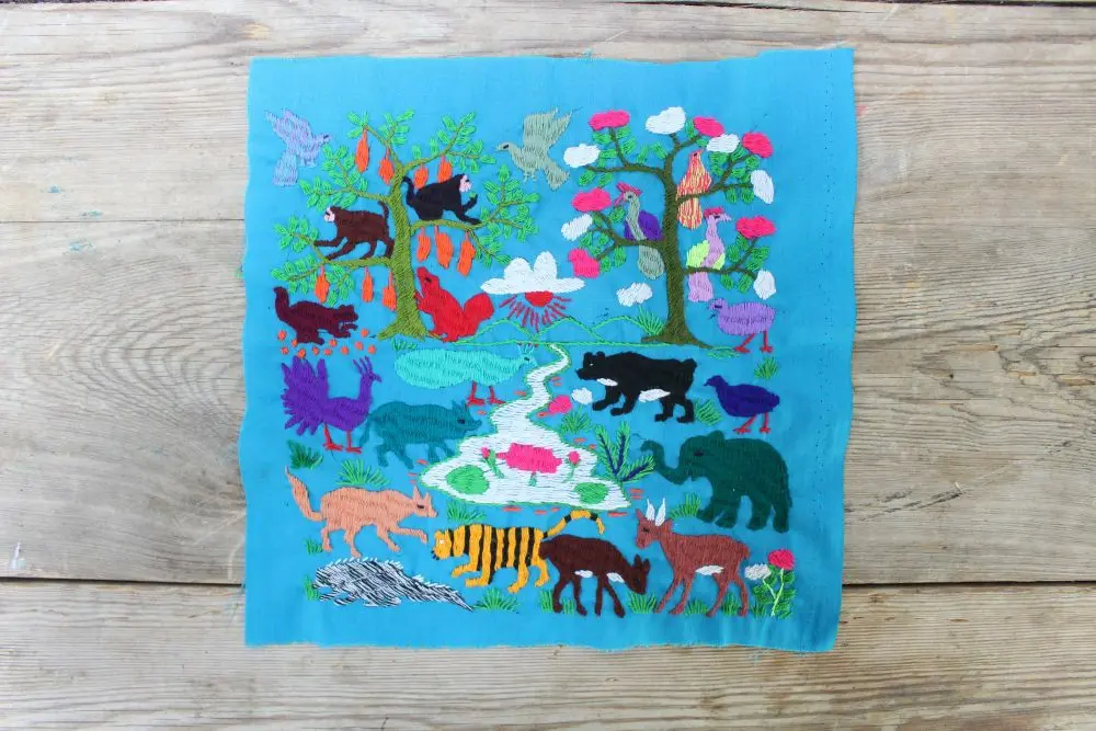 ラオス手刺繍クロス(森の動物・森の暮らし)28×28cm2