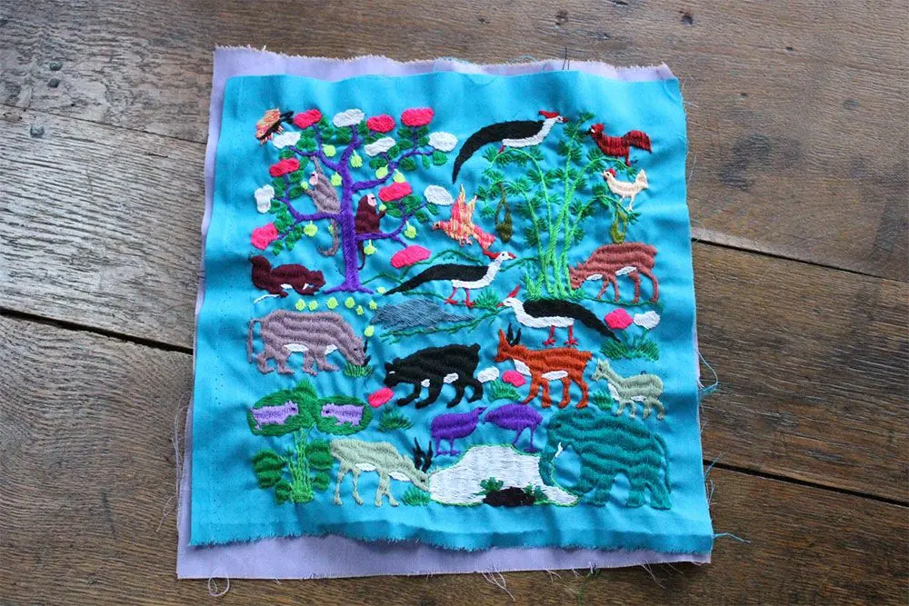 ラオス手刺繍クロス(森の動物・森の暮らし)28×28cm8